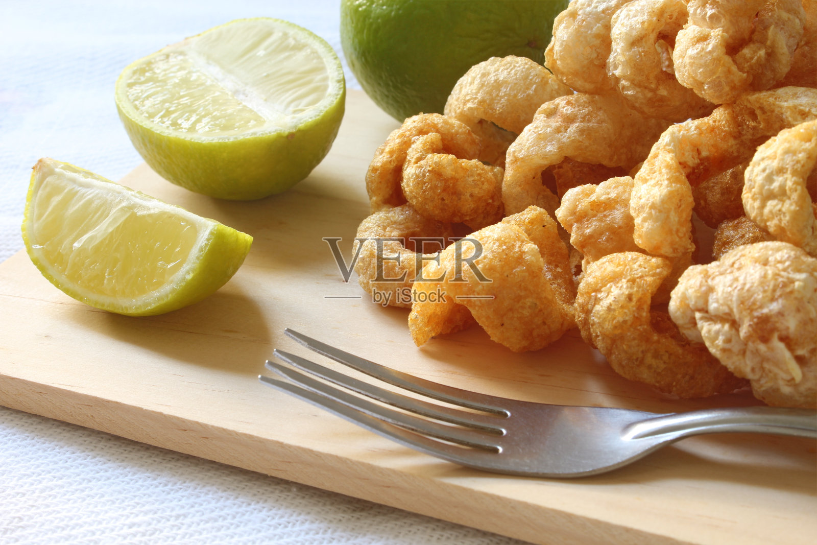 猪肉的爆裂声,开胃菜。照片摄影图片