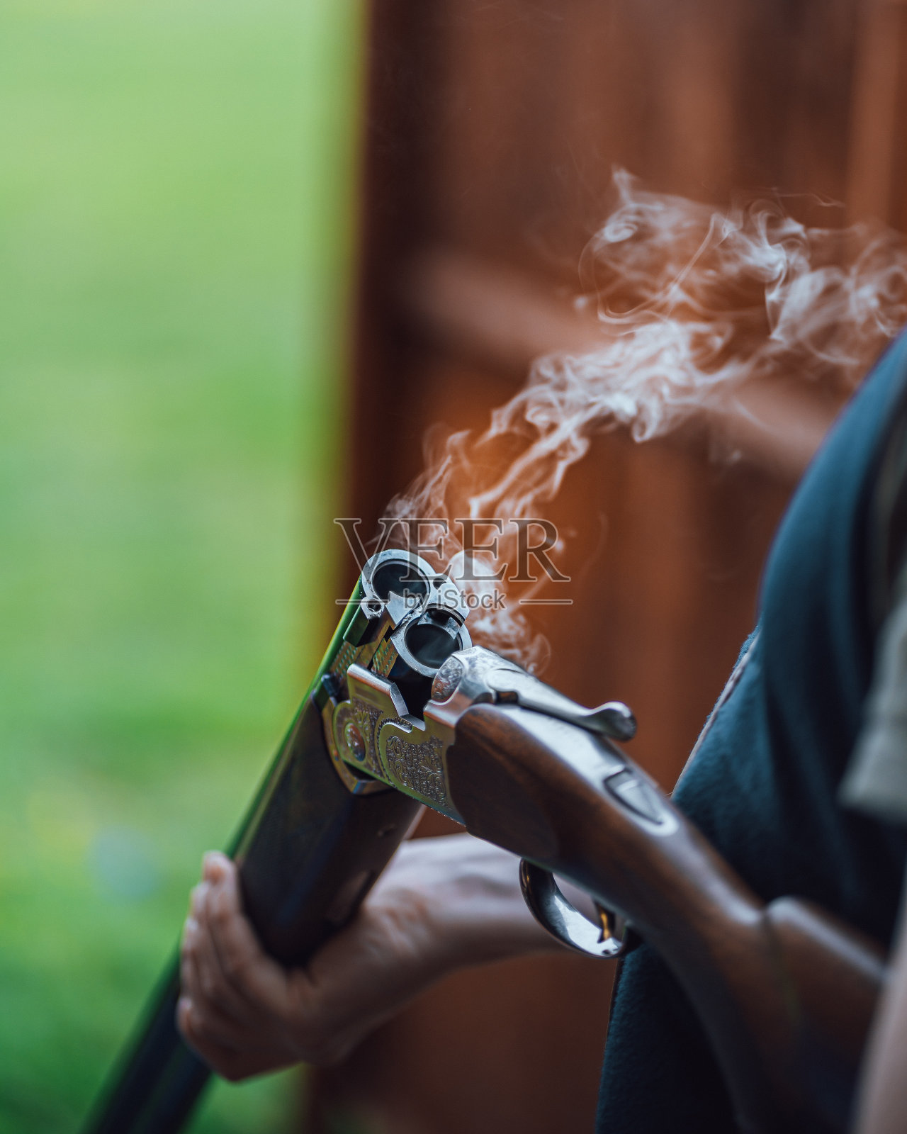 用冒烟的枪管打开猎枪照片摄影图片