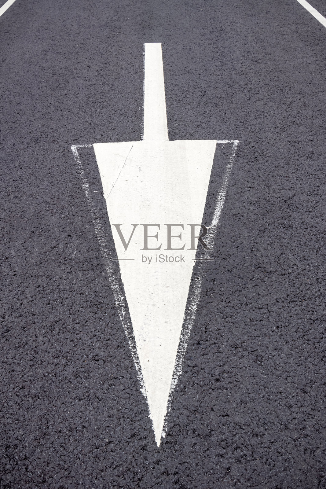 在柏油路上显示交通方向的箭头照片摄影图片