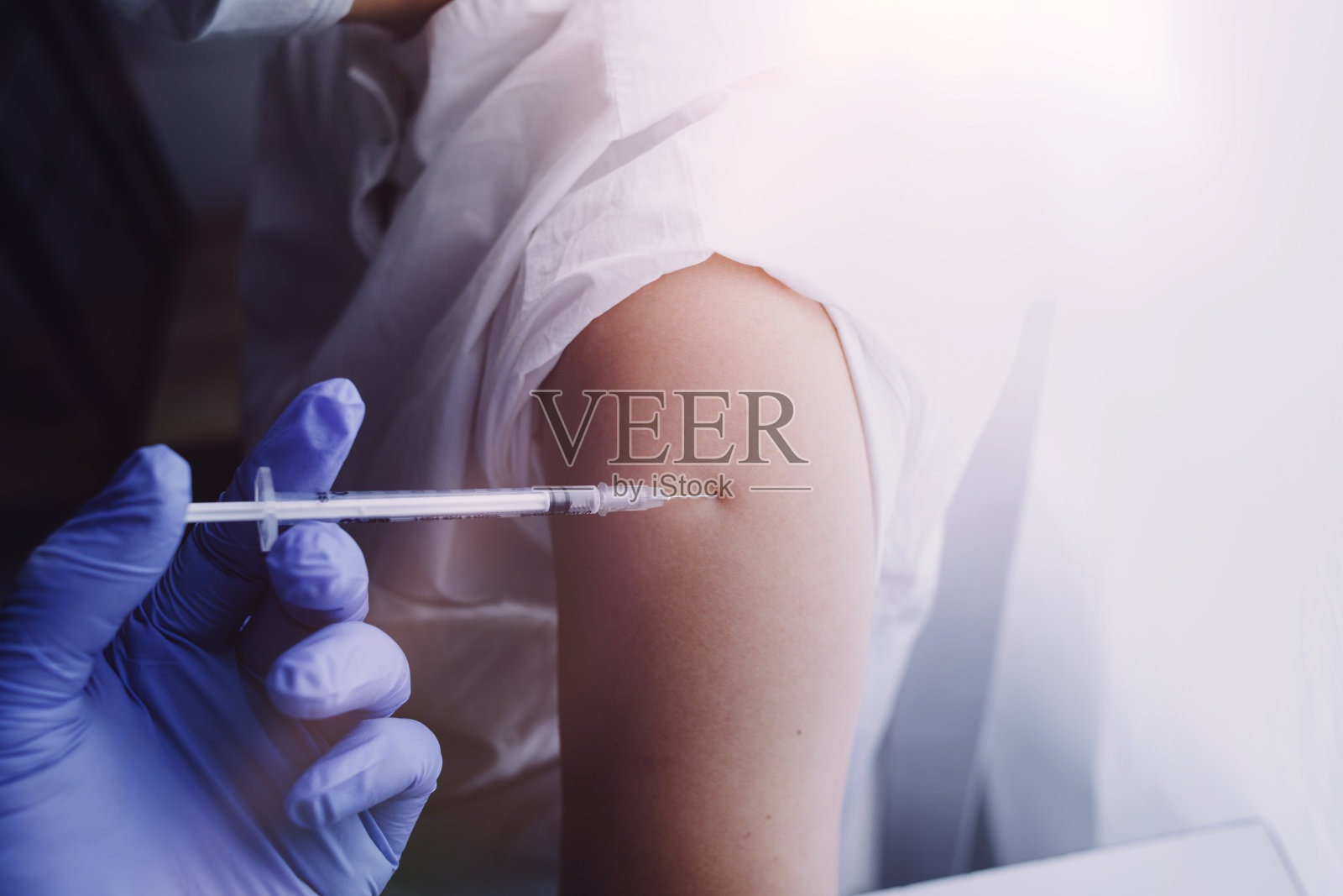 医药和注射器在桌子背景，保健和医疗。照片摄影图片