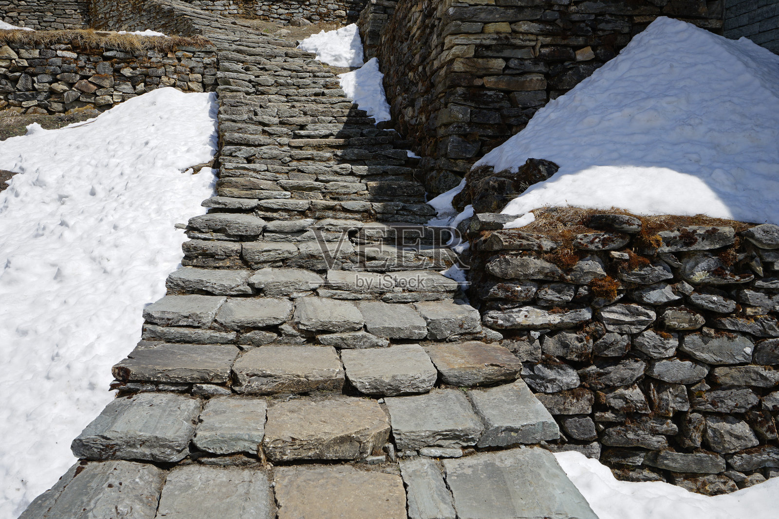 石阶两边都是雪照片摄影图片