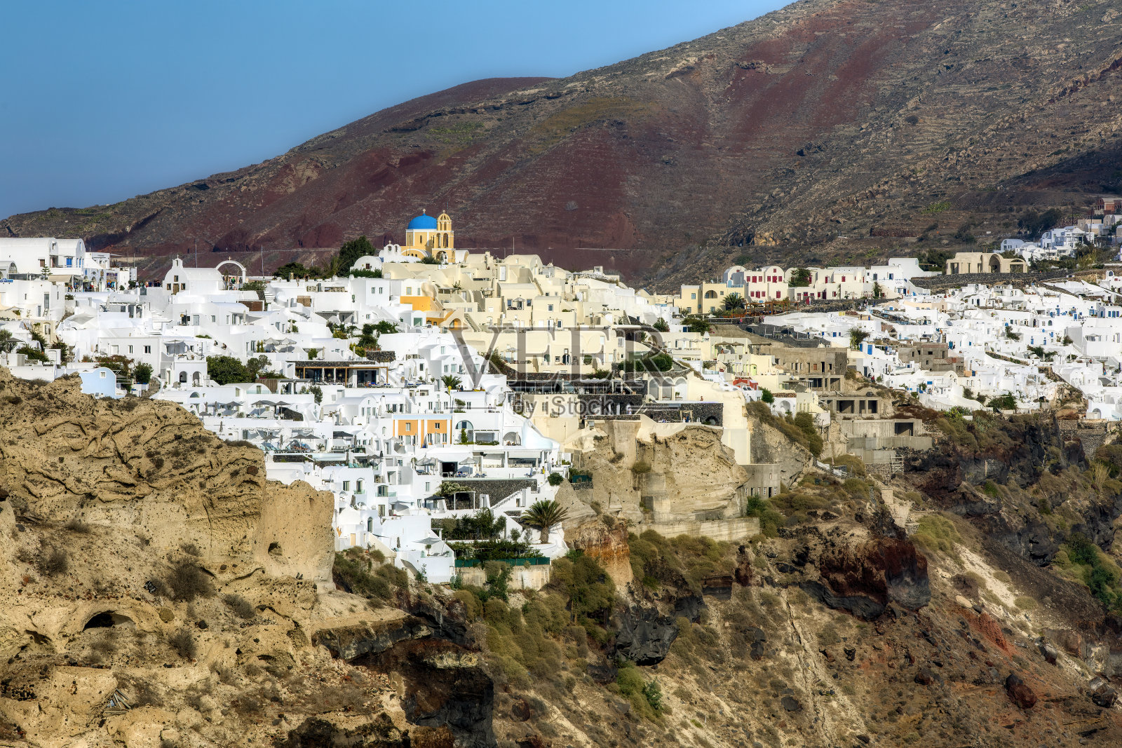 希腊圣托里尼岛美丽的伊亚村的教堂和其他建筑照片摄影图片