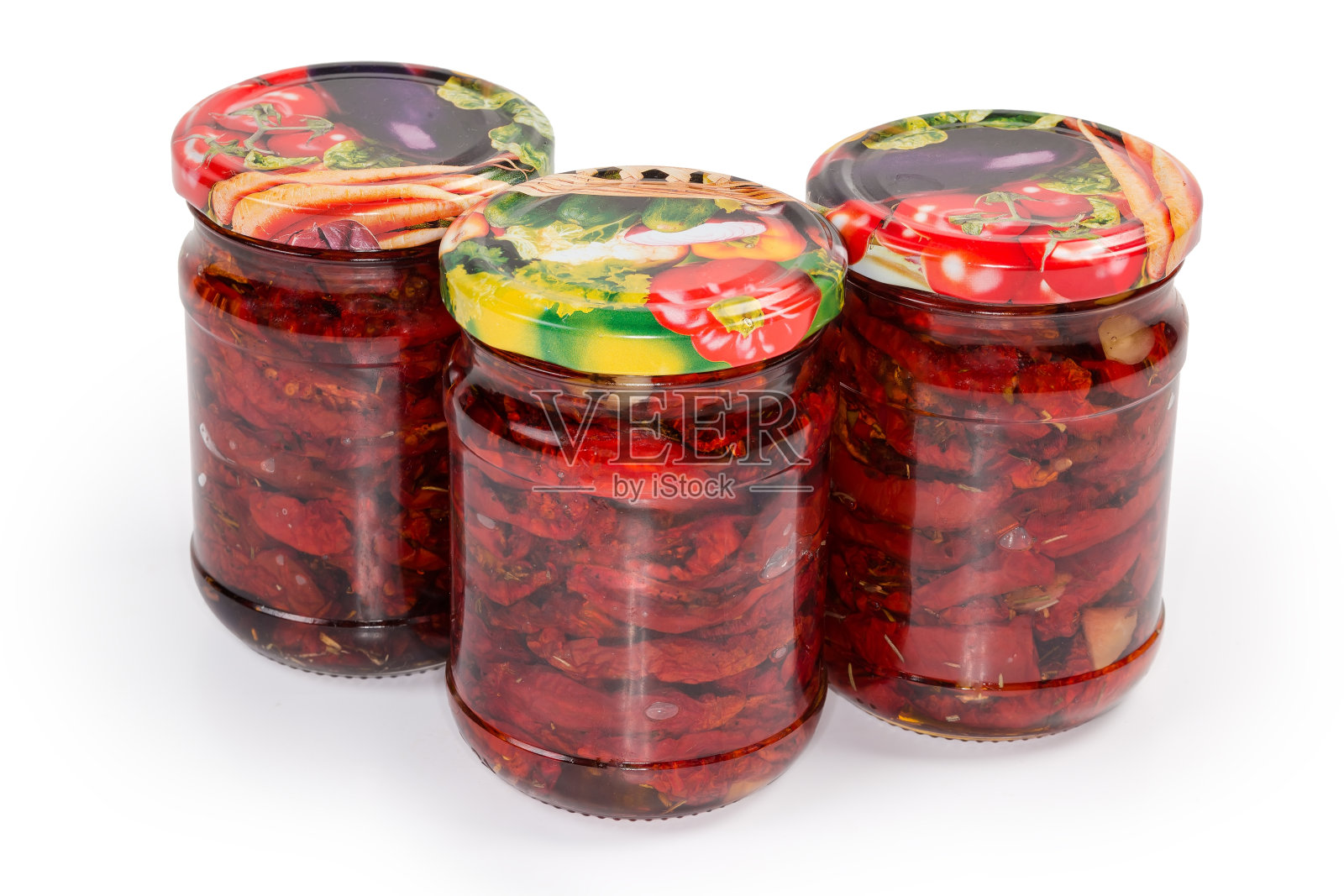 在白色背景的封闭的罐子里，油里装着干西红柿照片摄影图片