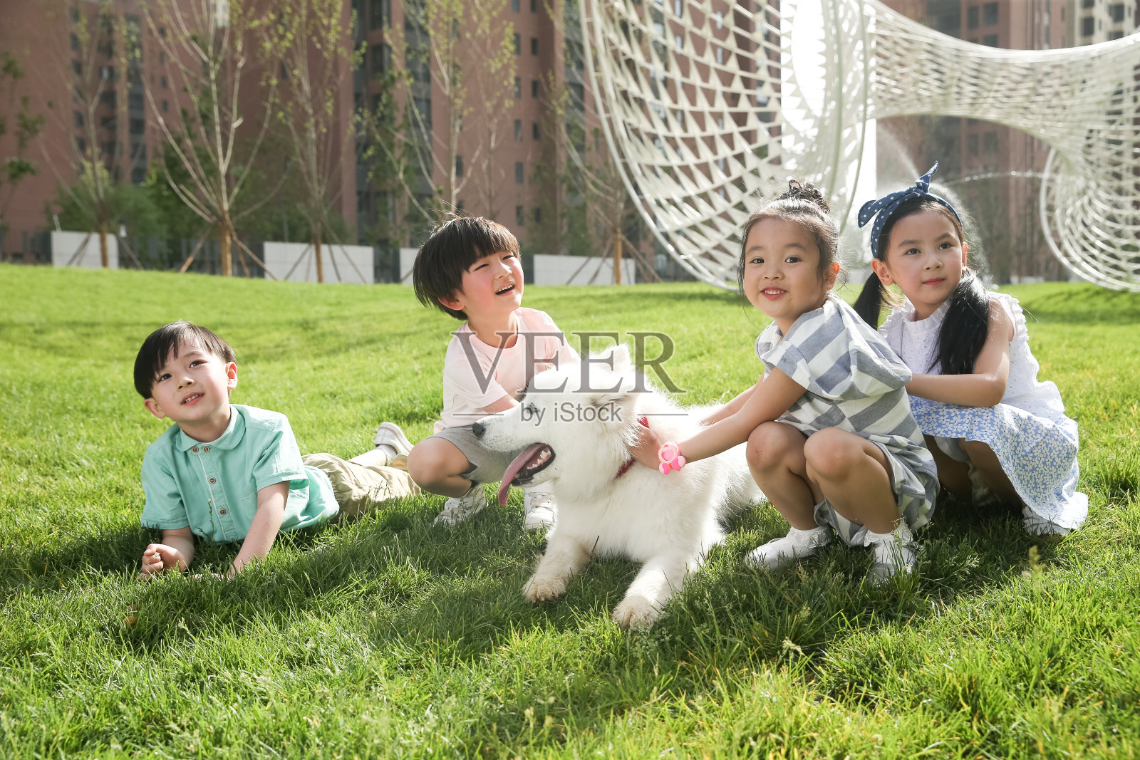 快乐的孩子在外面玩耍照片摄影图片