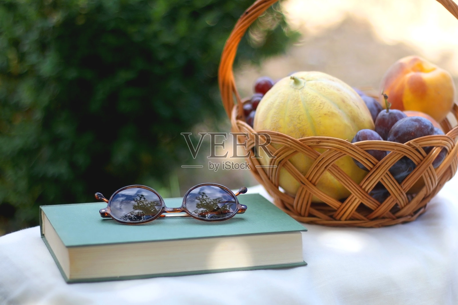 野餐篮，书和太阳镜照片摄影图片