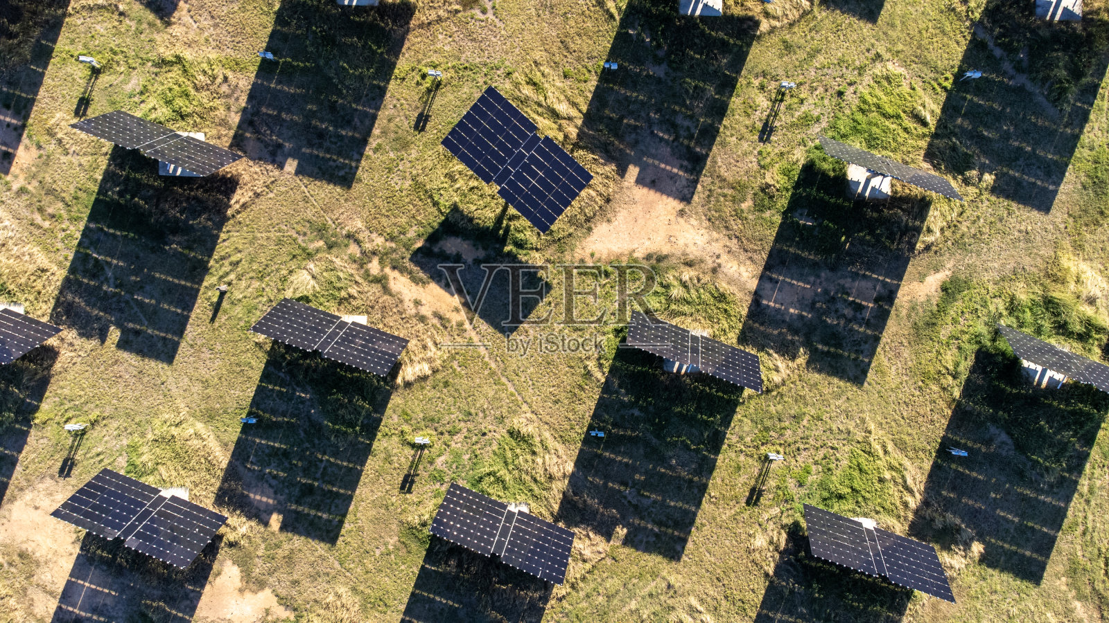 太阳能农场田间光伏太阳能电池板的无人机视图照片摄影图片