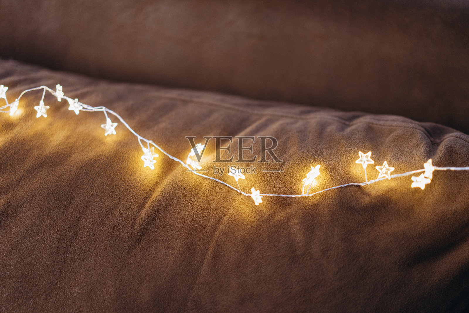 圣诞花环点缀在舒适的针织背景上照片摄影图片