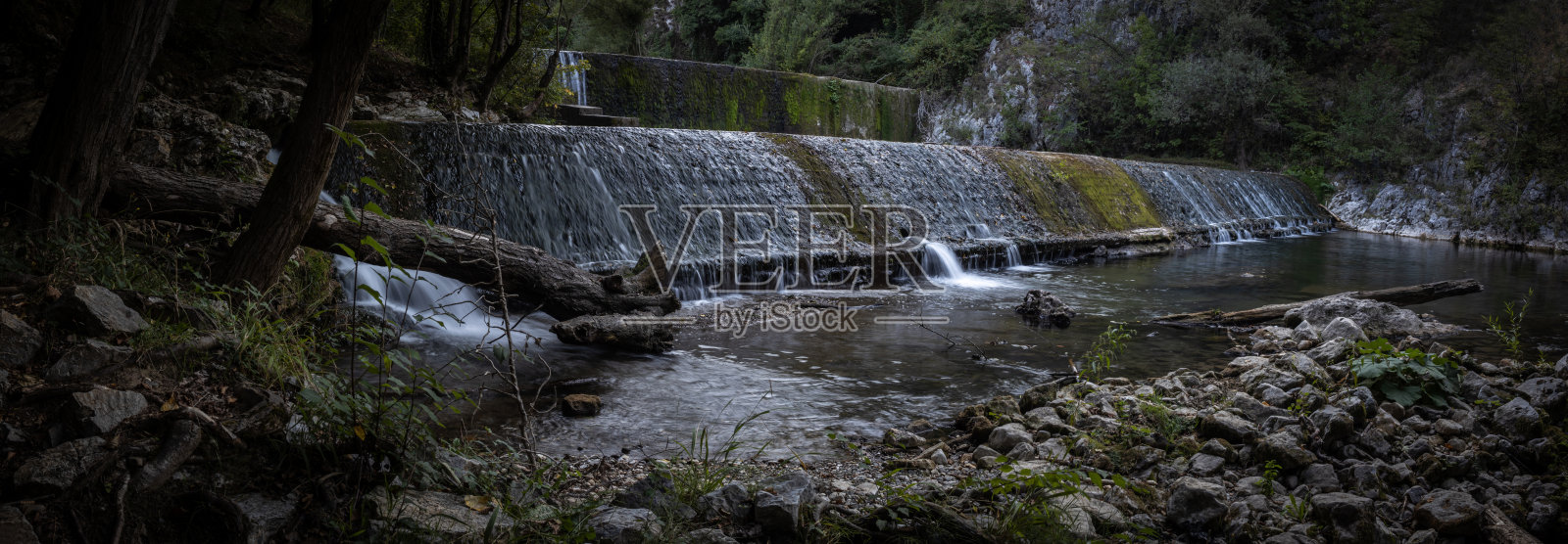 长时间曝光戏剧性瀑布的山河。照片摄影图片