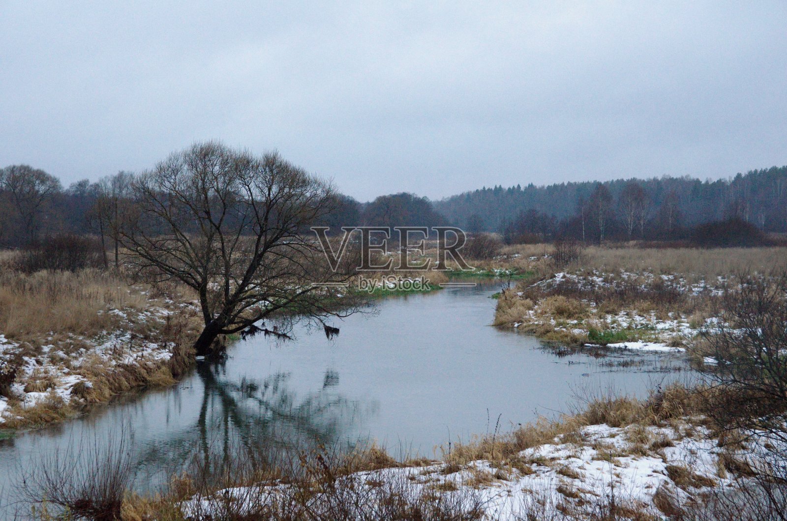 深秋田野里的一条河。照片摄影图片