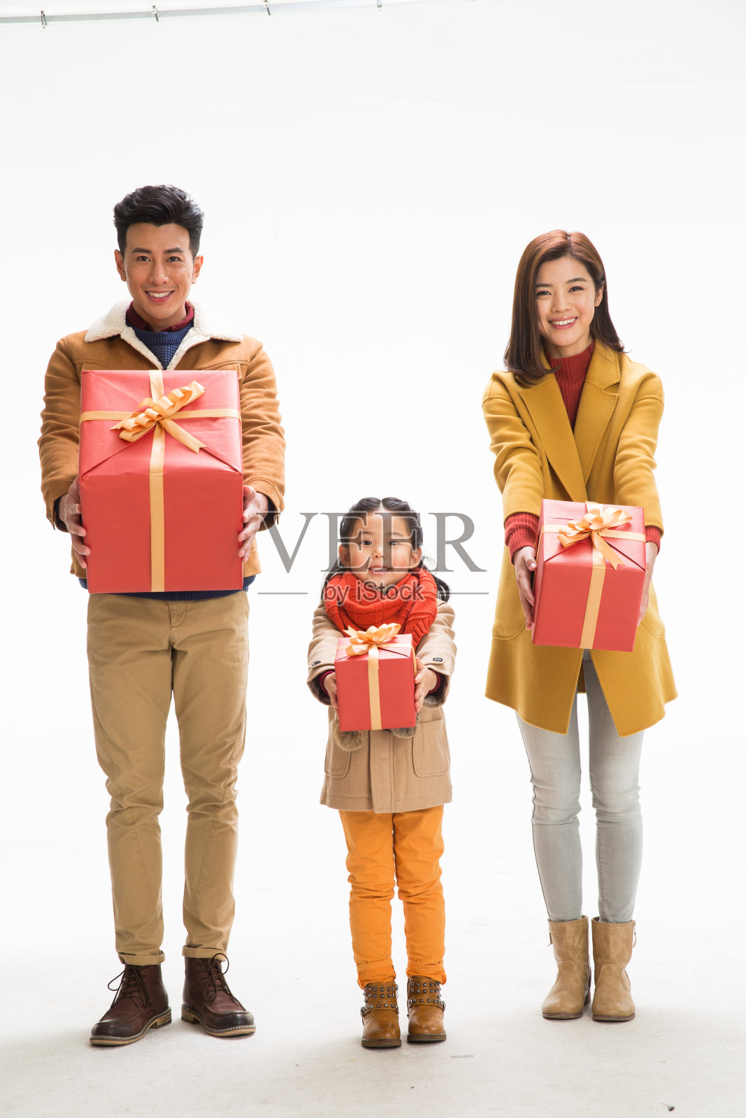 快乐家庭拿着礼物照片摄影图片