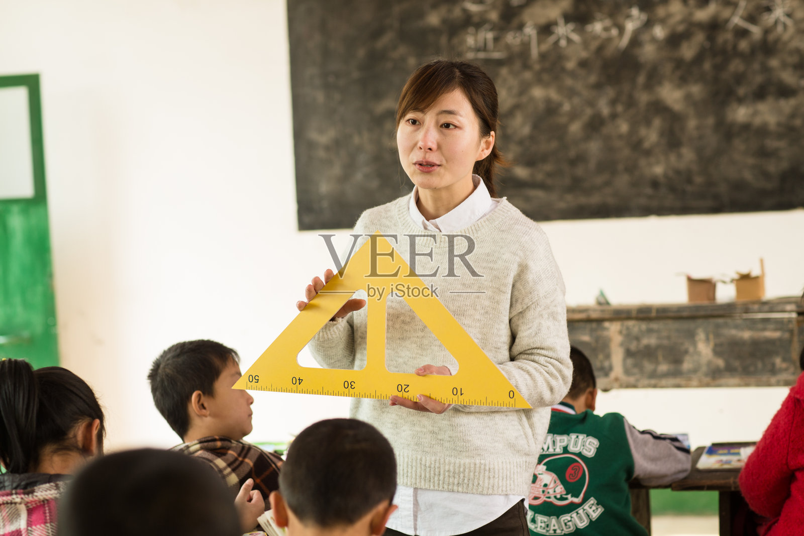 乡村女教师和小学生在教室里照片摄影图片