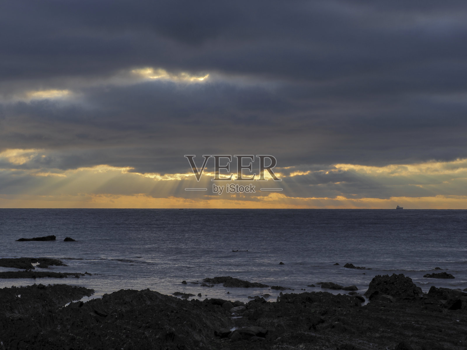 海滩上的日出照片摄影图片