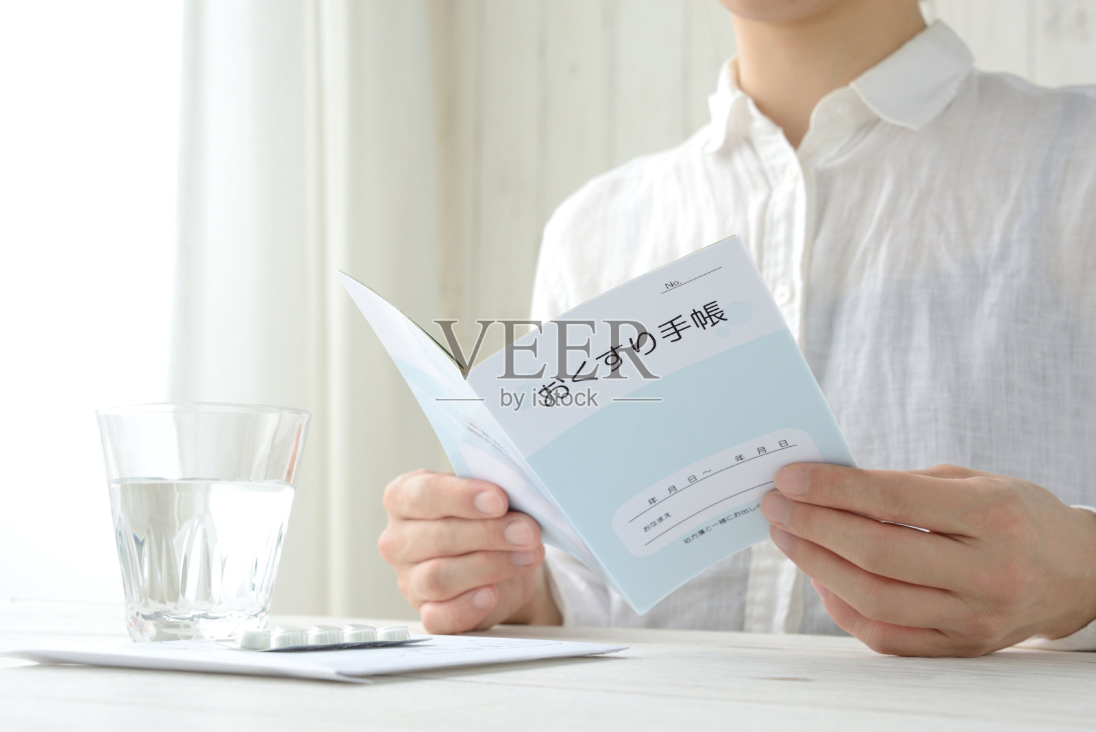 女人在看日本的医疗记录照片摄影图片