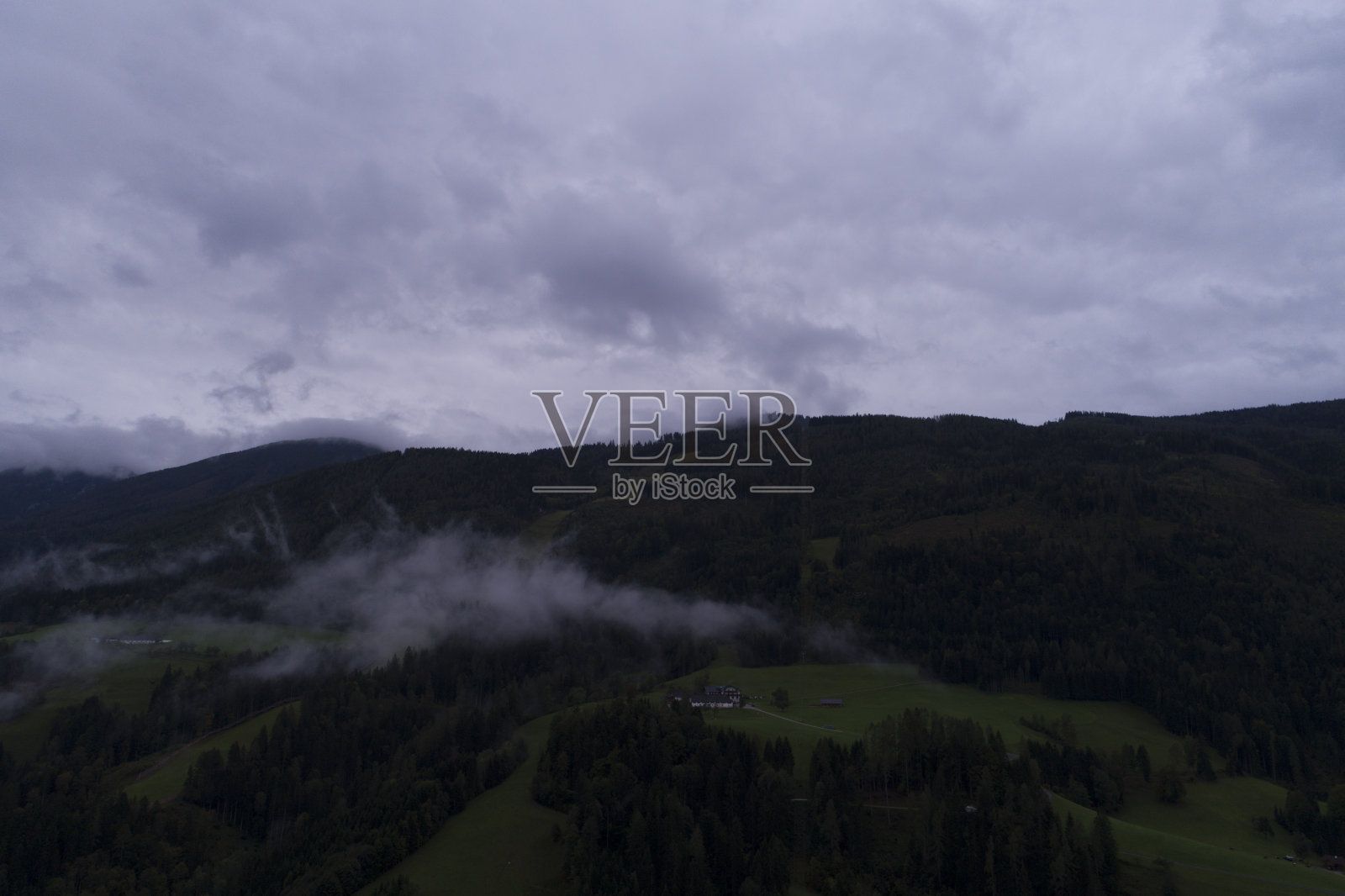 史诗山云雾在奥地利照片摄影图片