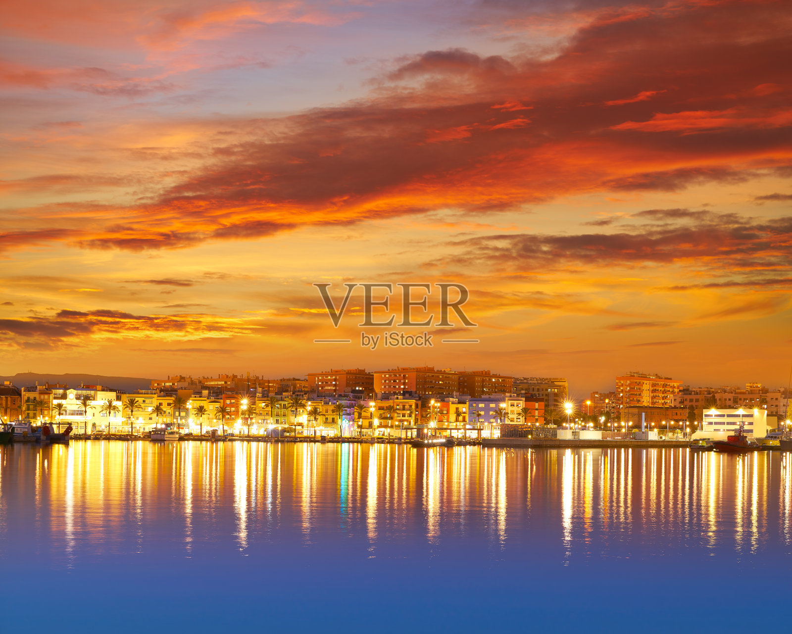 塔拉戈纳港日落在加泰罗尼亚照片摄影图片