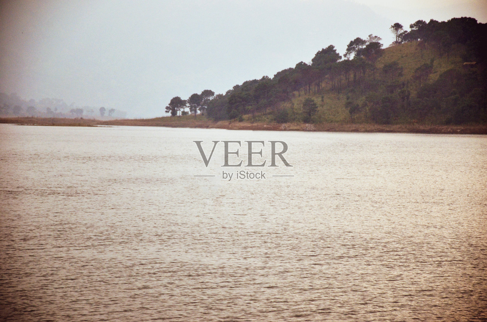 冬日雾中美丽的山河景色照片摄影图片