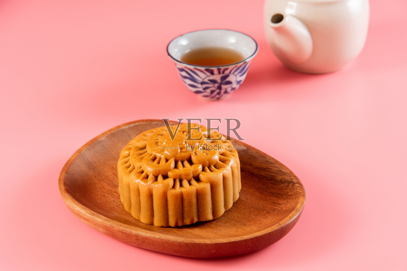 中秋节吃月饼照片摄影图片