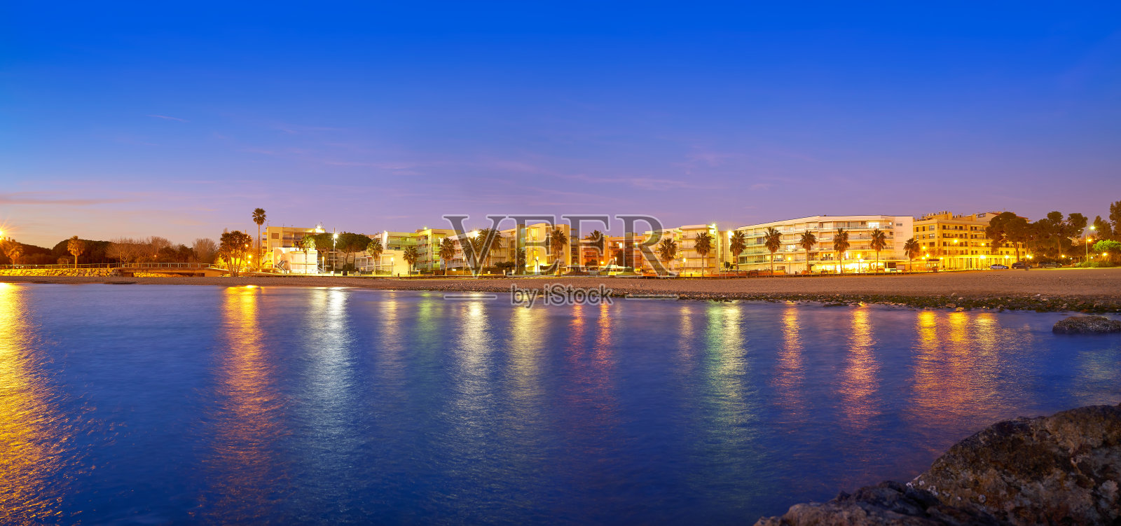 塔拉戈纳的坎布里尔斯海滩日落照片摄影图片