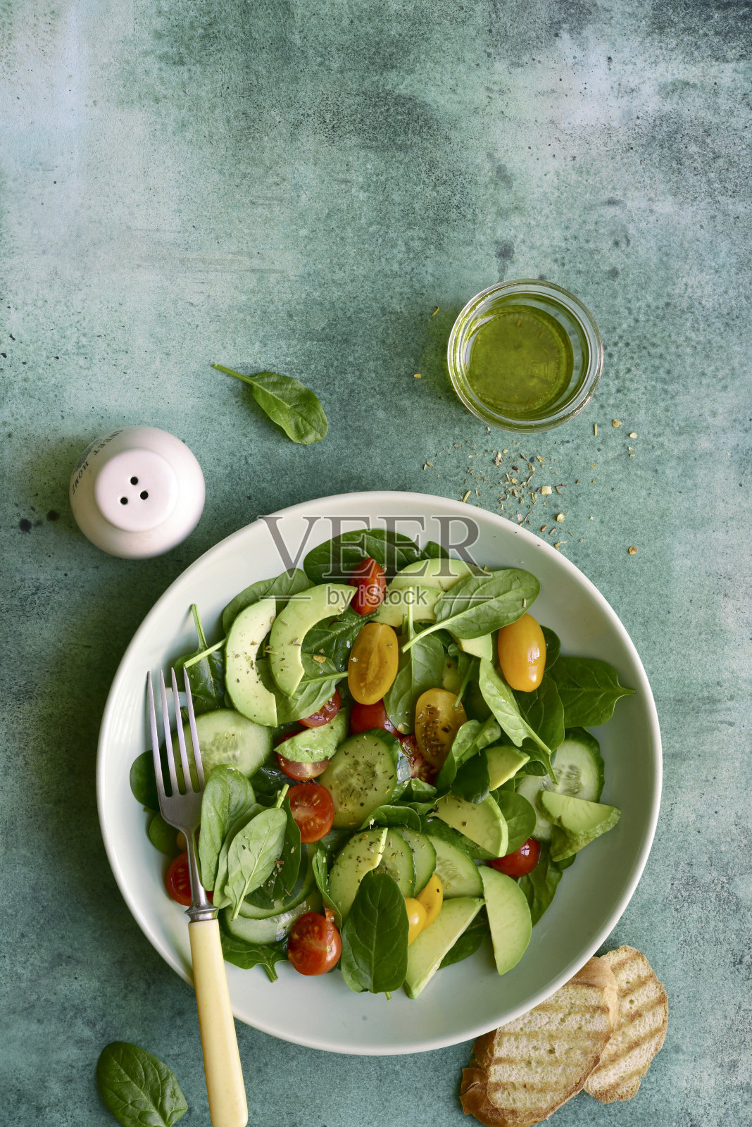 新鲜蔬菜沙拉与菠菜，鳄梨，黄瓜和圣女果照片摄影图片
