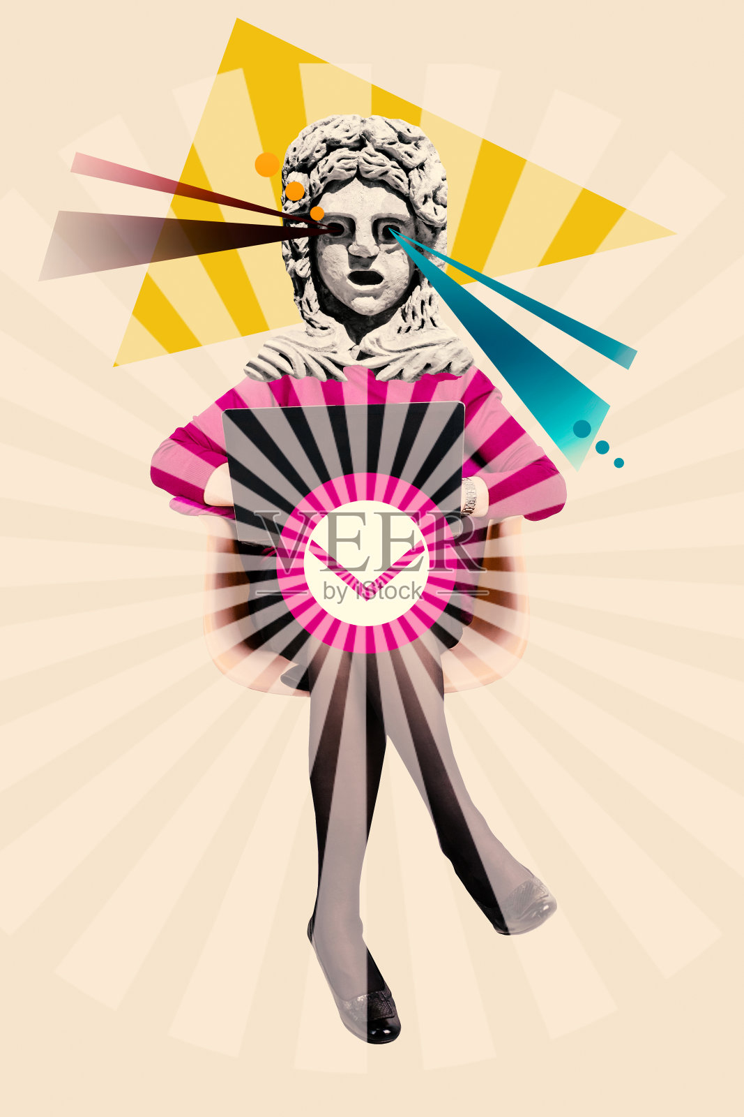 有趣的商业女人与雕像头坐在笔记本电脑的彩色抽象背景。照片摄影图片