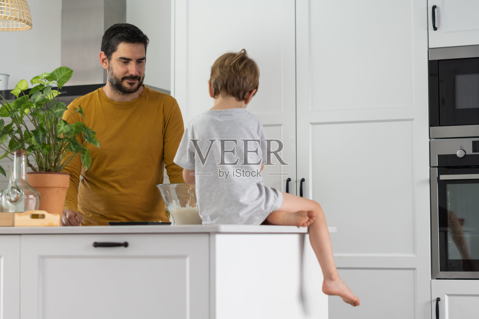 和儿子一起做面包的男人照片摄影图片