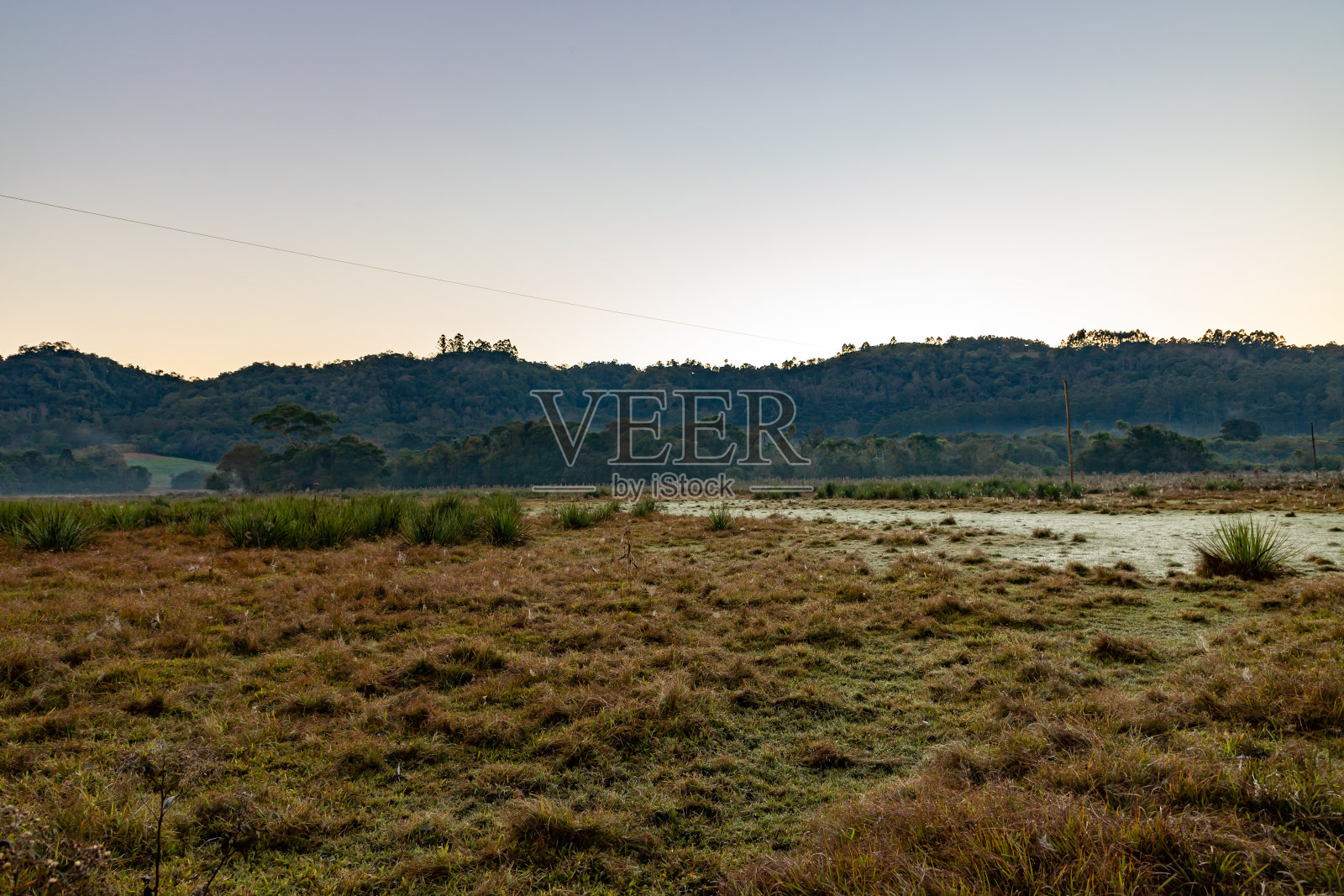 日出时的农场，有山和森林照片摄影图片