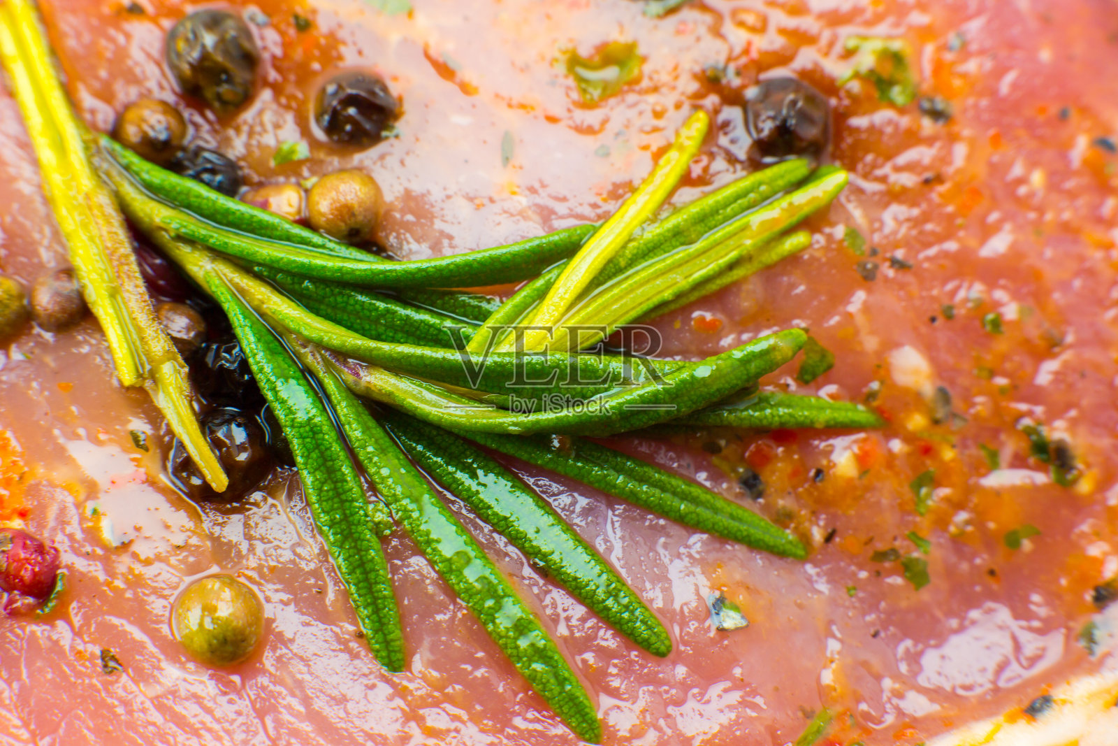 生猪肉配香料和绿迷迭香。红肉质地背景，生火腿。宏观照片。肥嫩多汁的牛排。照片摄影图片