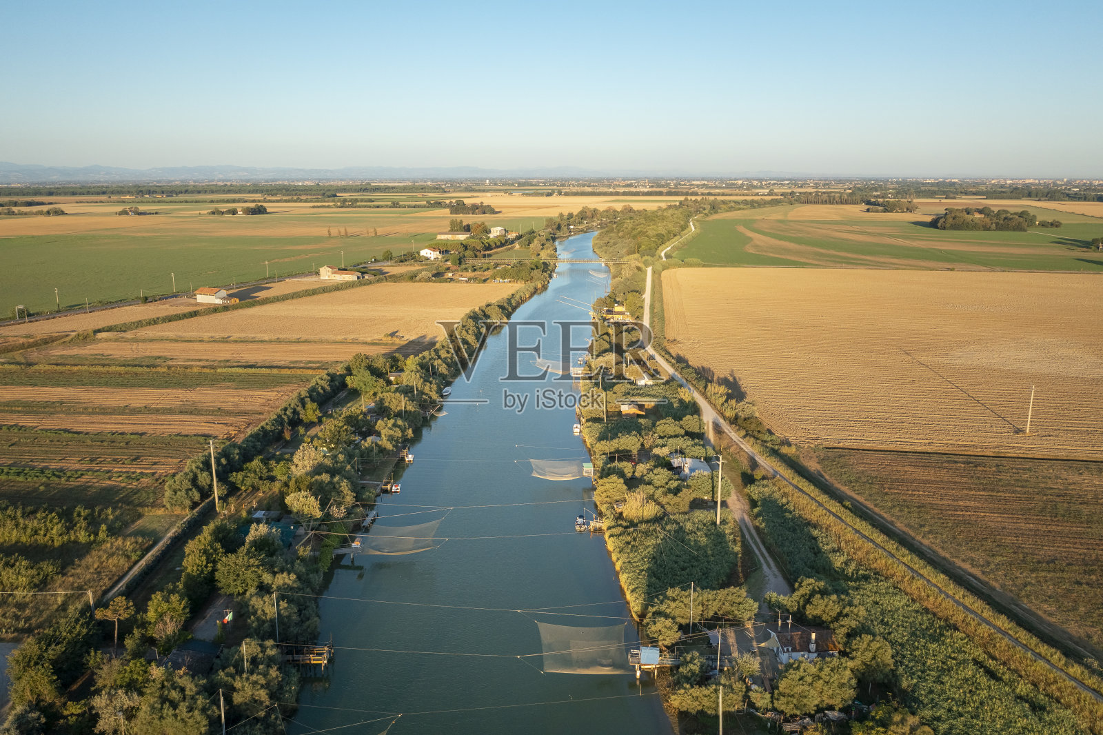 在亚得里亚海海岸捕鱼小屋的可怕的无人机视图照片摄影图片