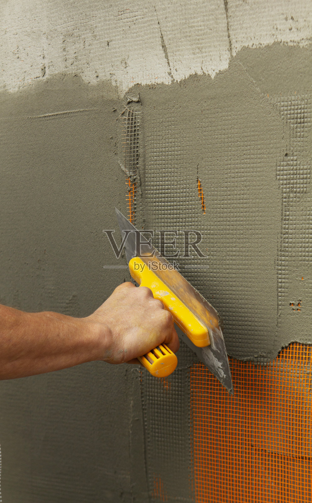 工人进行墙的加固和填充工作。照片摄影图片