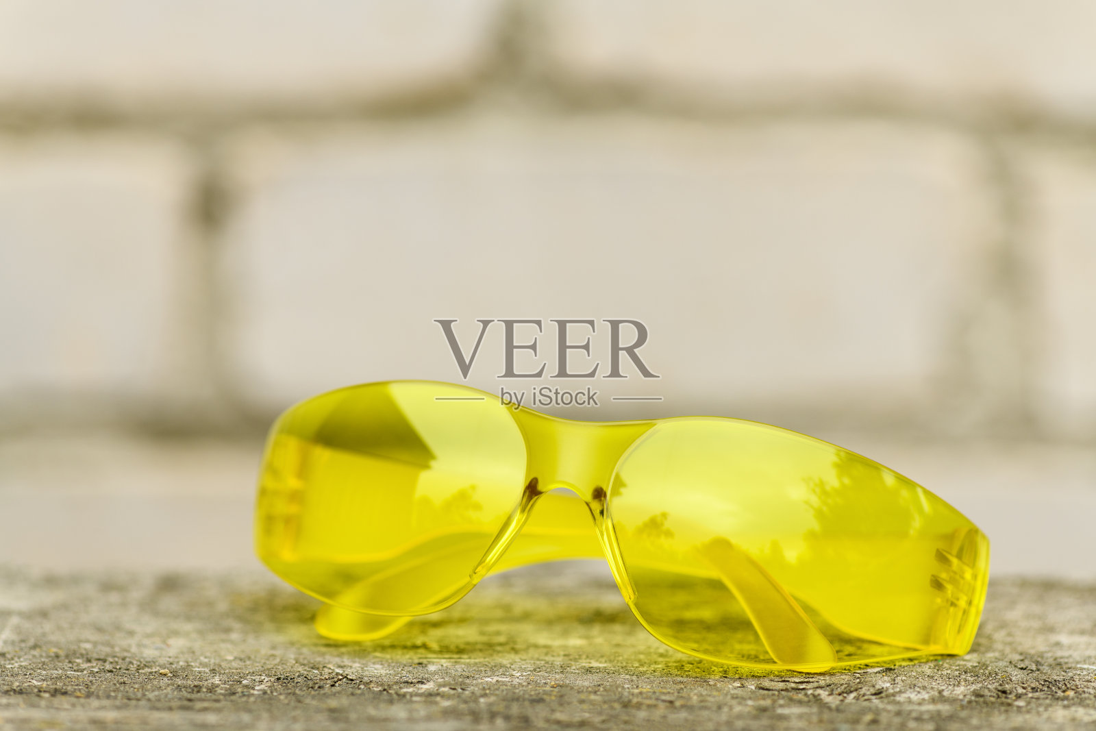 木制表面的黄色护目镜照片摄影图片