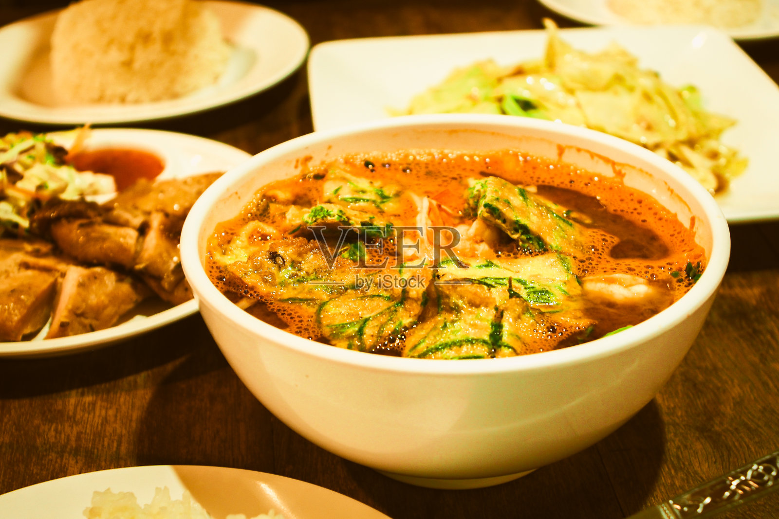 蛋炒攀柳配虾酱汁或酸汤。照片摄影图片