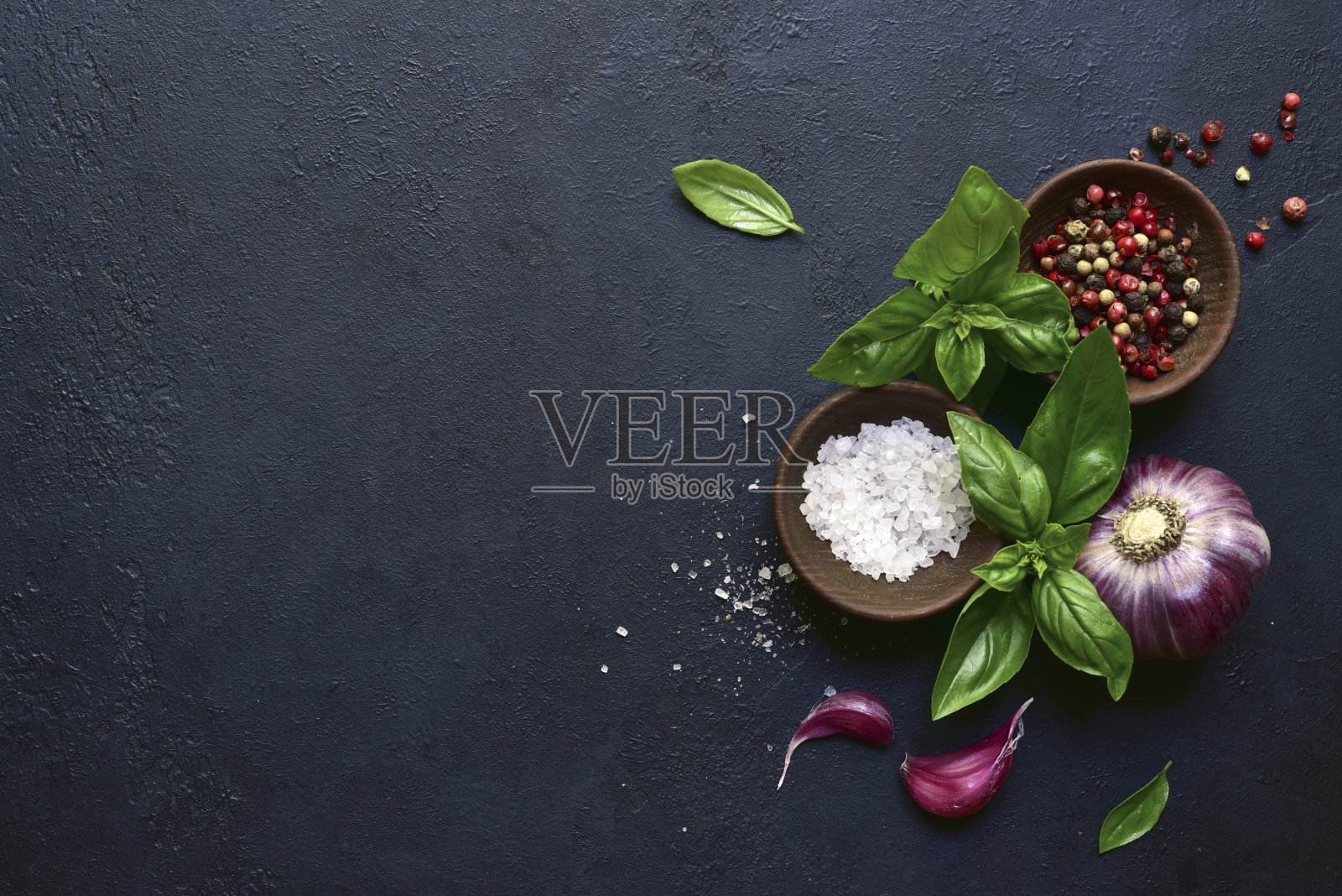 传统意大利香料:罗勒，大蒜，海盐，胡椒和橄榄油照片摄影图片