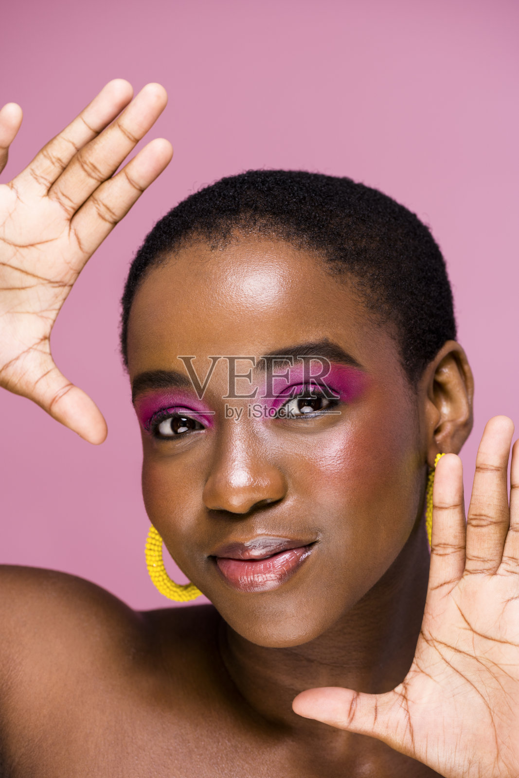 年轻女子杜威化了妆，脸和手相框照片摄影图片