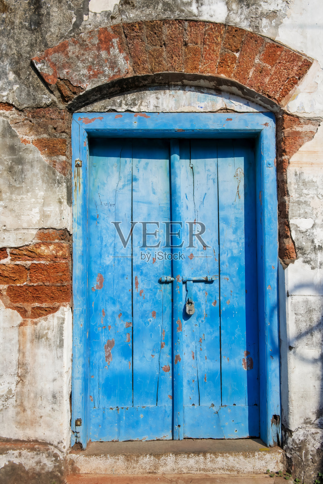 破旧的墙和门照片摄影图片