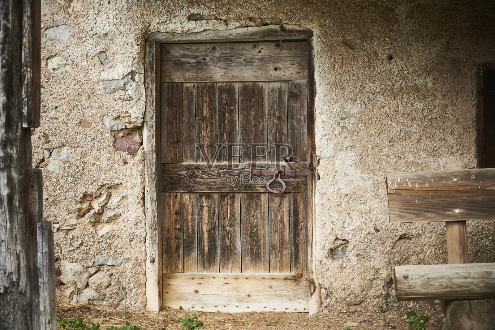 废弃的老山间小屋照片摄影图片