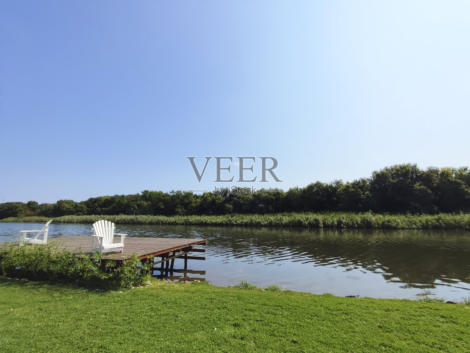 木制甲板上的白色椅子照片摄影图片