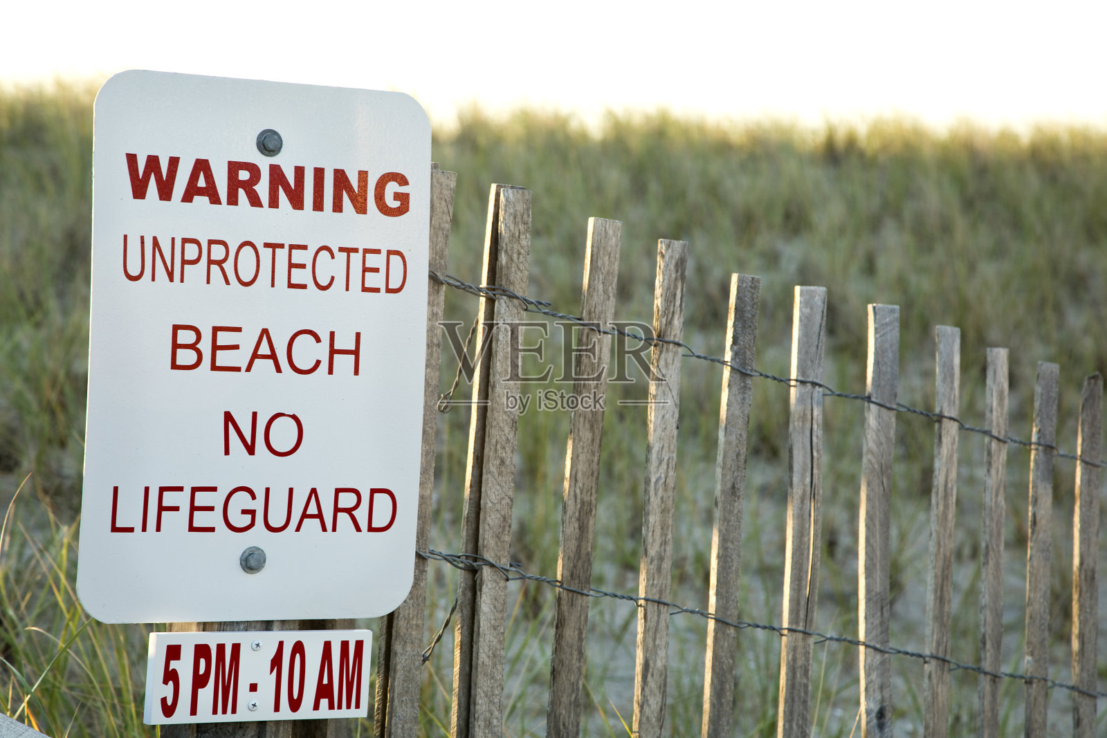 海滩通过沙丘无保护的没有救生员警告标志照片摄影图片