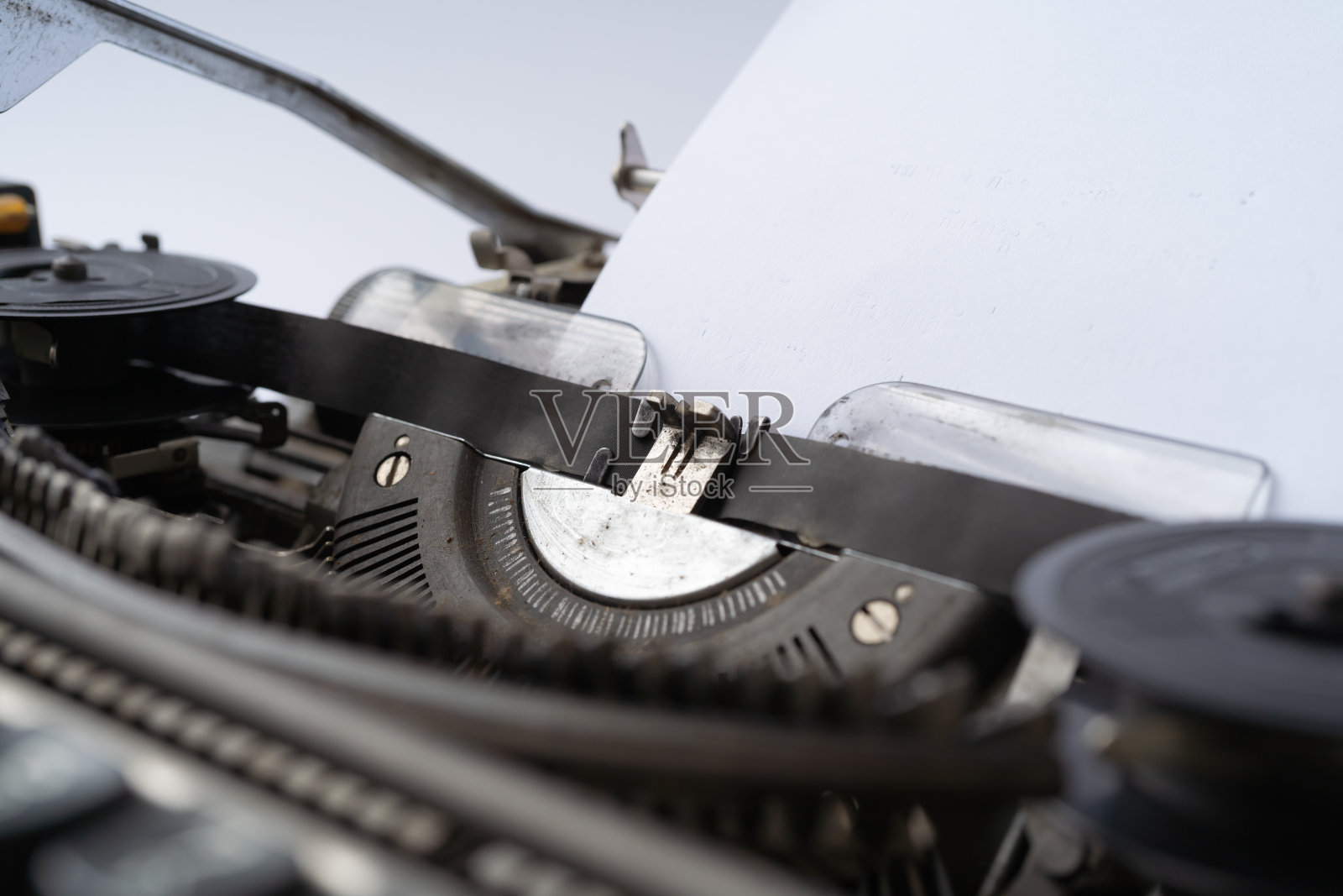 老式泰国传统打字机。经典古董手工打字机隔离在白色背景。19世纪项目。照片摄影图片