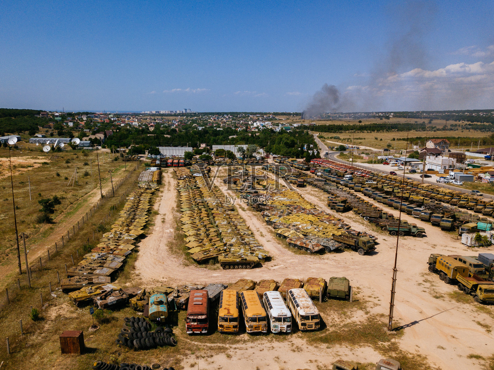 锈迹斑斑的破旧俄罗斯军车当废金属照片摄影图片
