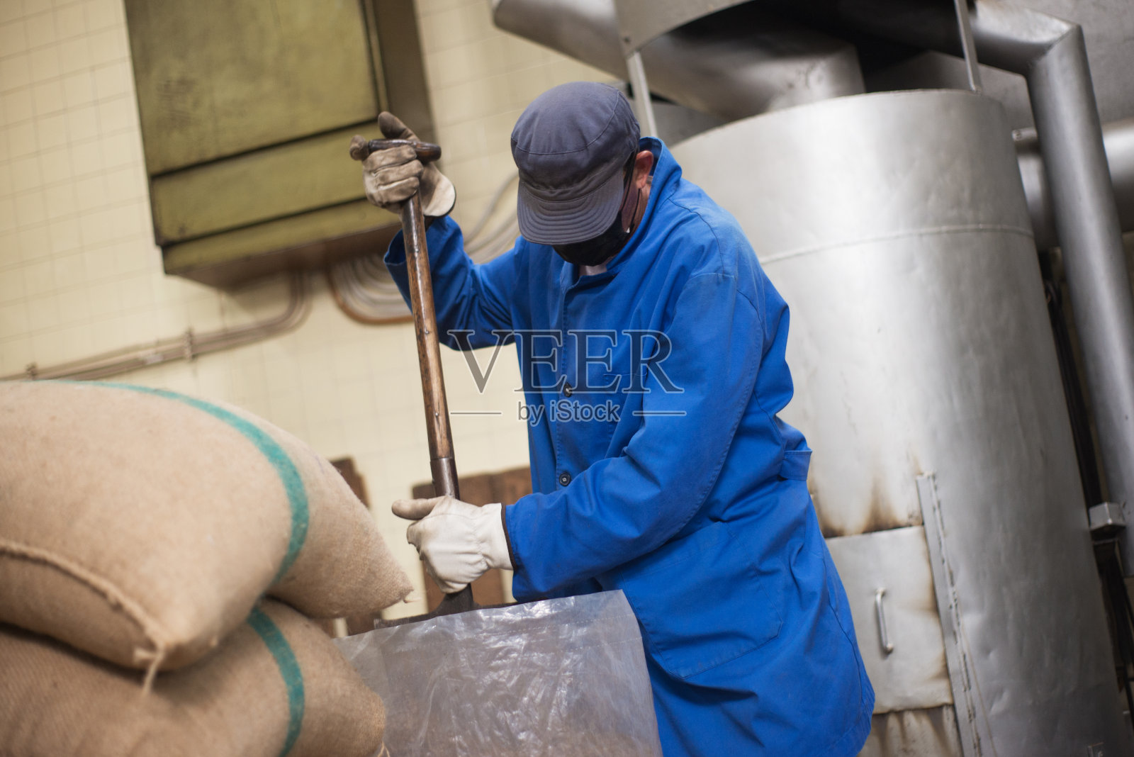 穿制服的人在煮咖啡照片摄影图片