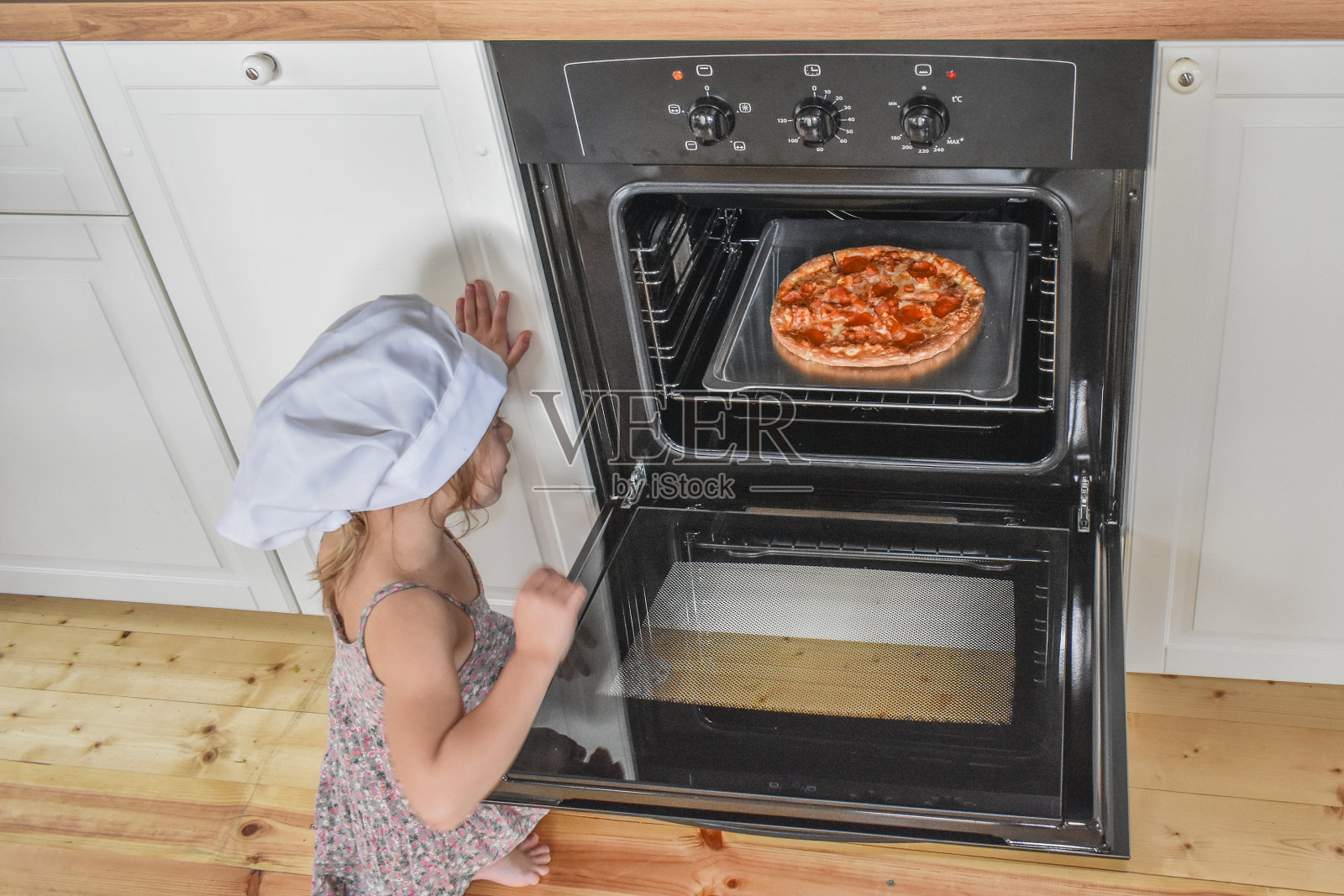 一个女孩在烤箱里做披萨照片摄影图片