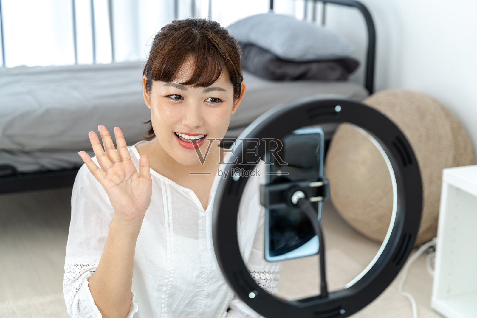 年轻女子递视频照片摄影图片