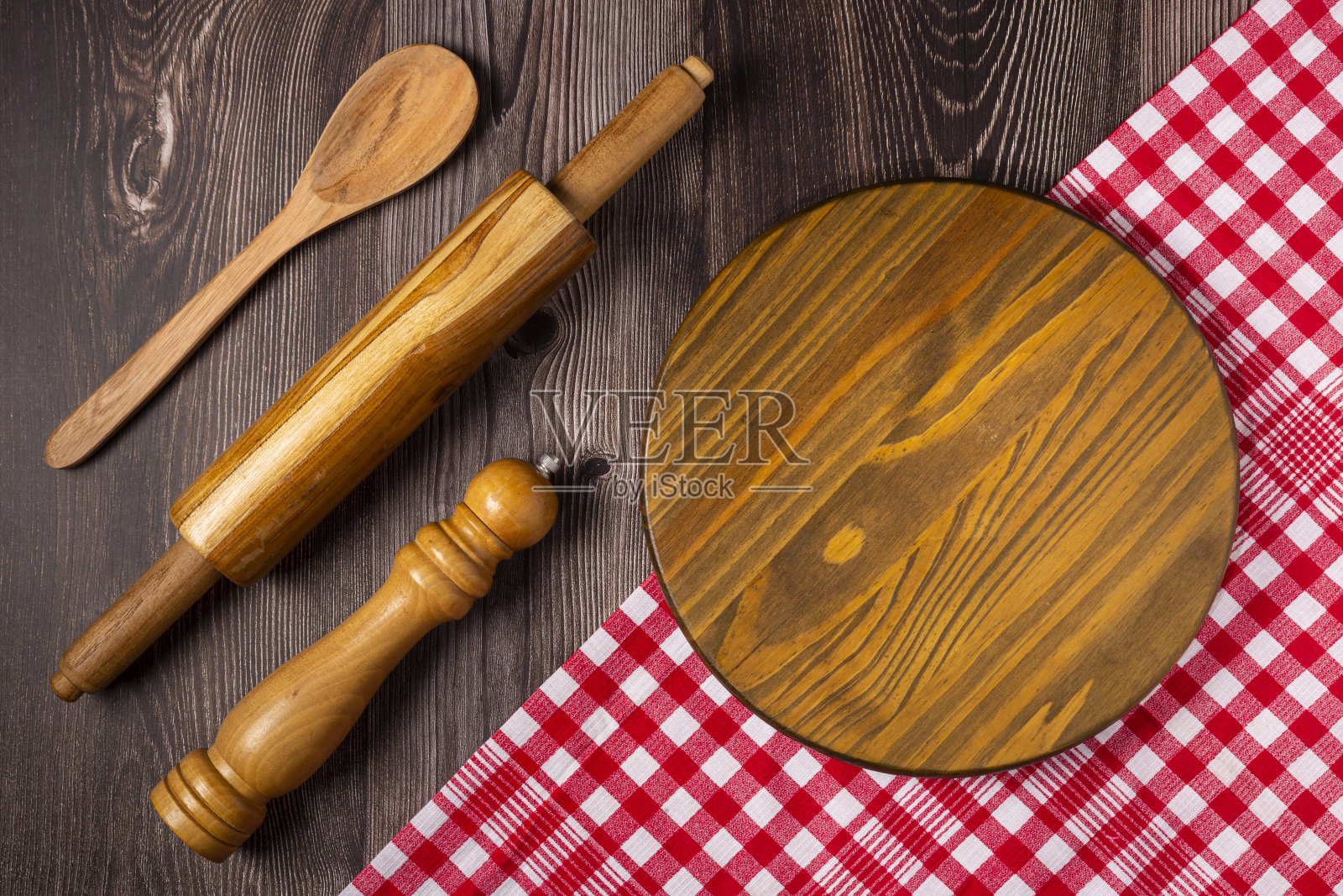 质朴的木桌上的空披萨板。顶视图的形象。照片摄影图片