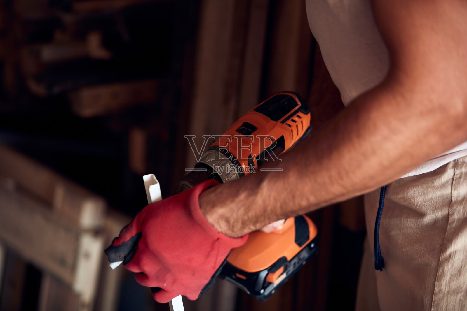 人组装家具和固定它-爱好概念。照片摄影图片