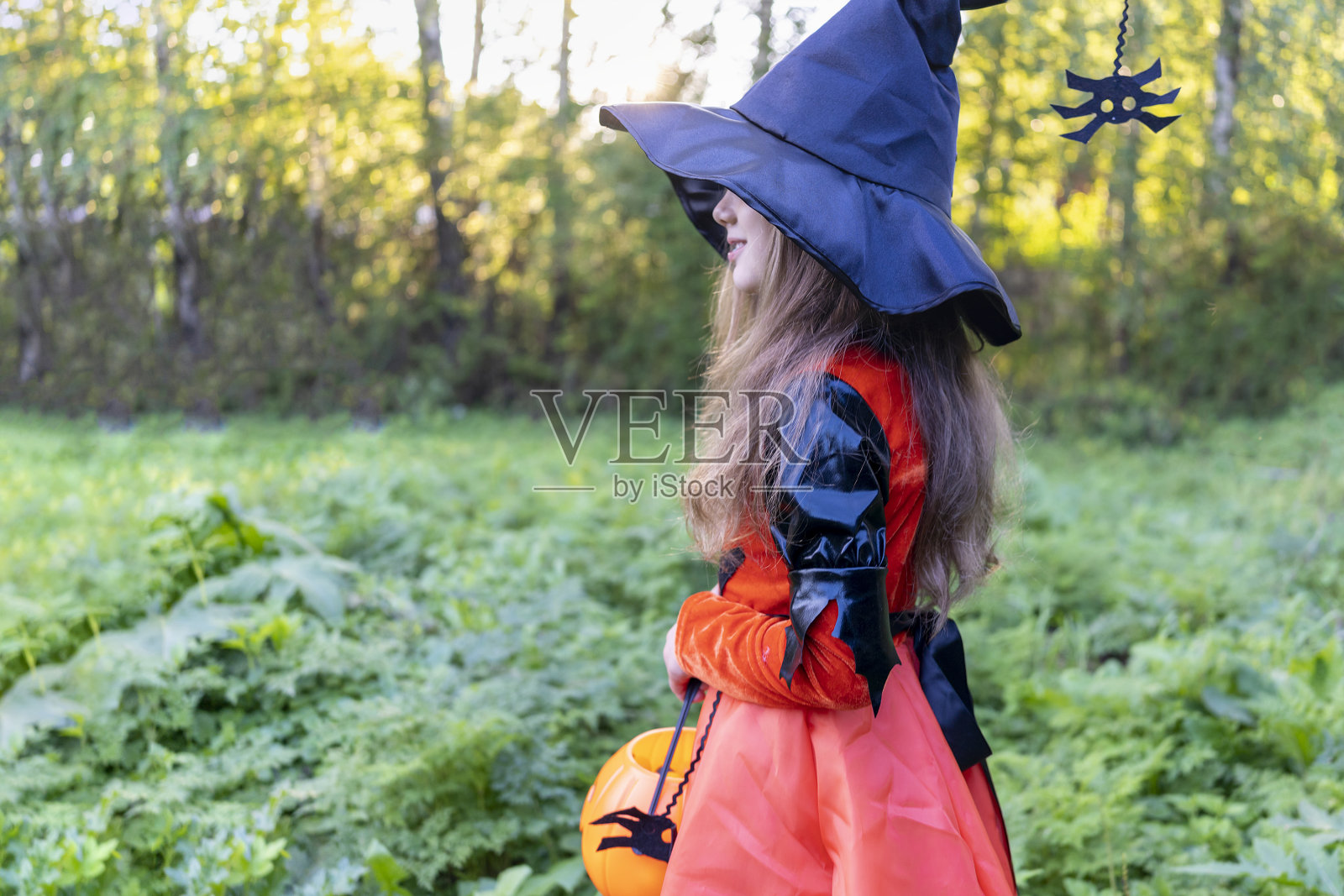 万圣节可爱女孩要去收集糖果。不给糖果就捣蛋。gui。杰克o照片摄影图片