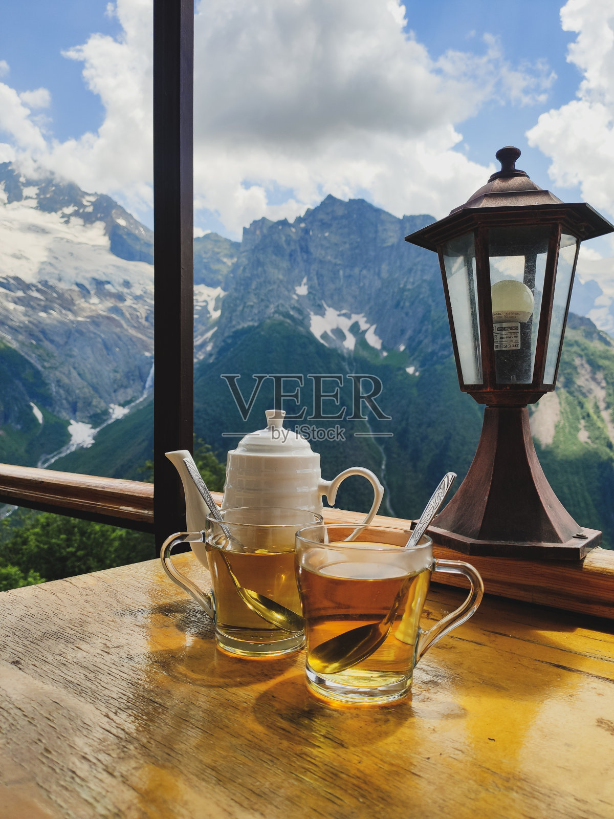 一杯有山景的花草茶照片摄影图片