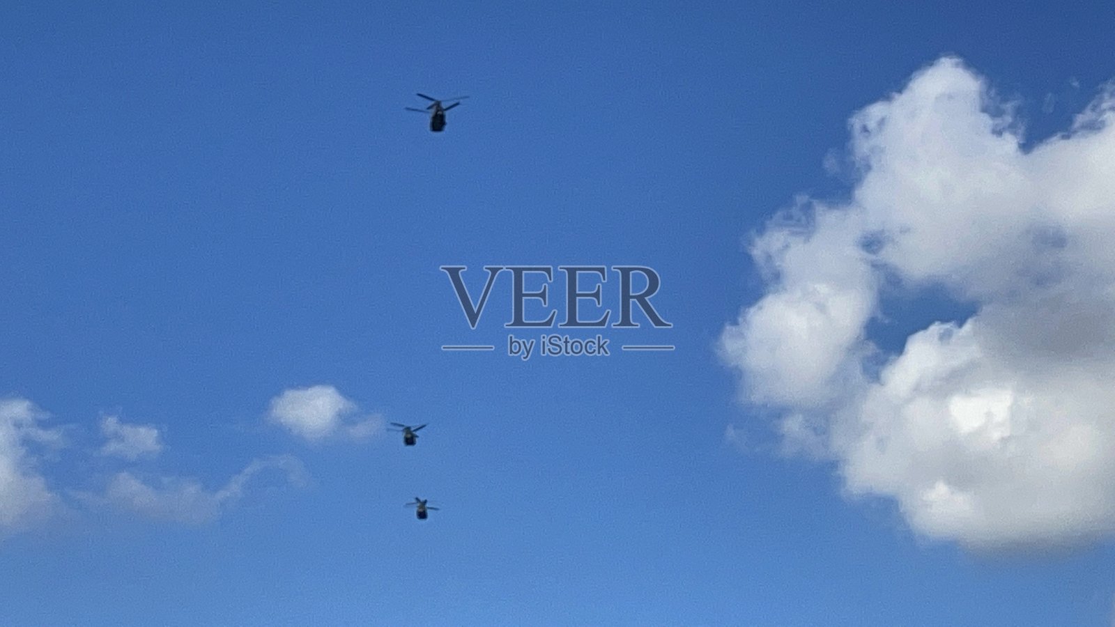 天空中的支奴干照片摄影图片