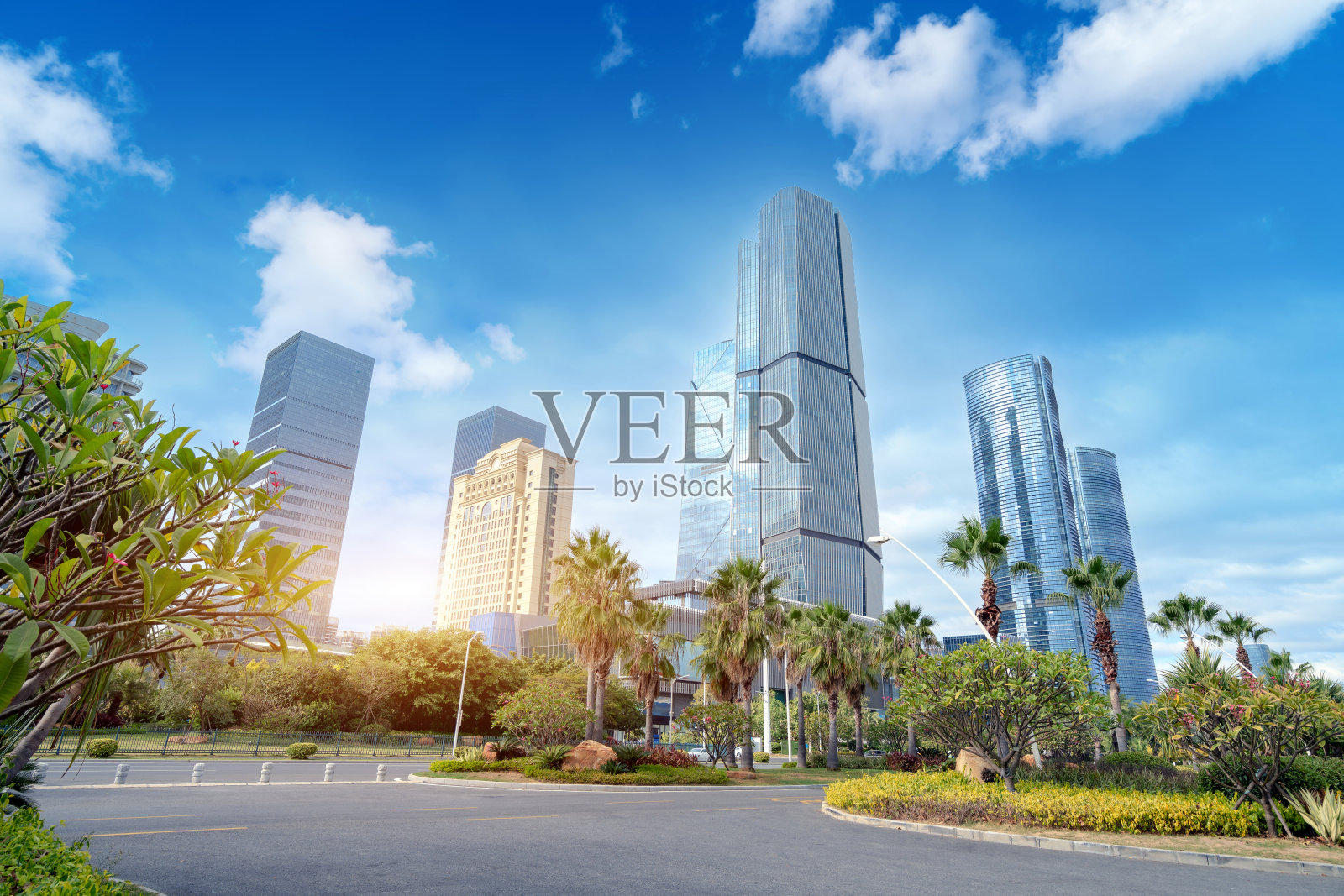 中央商务区，道路和摩天大楼，厦门，中国。照片摄影图片