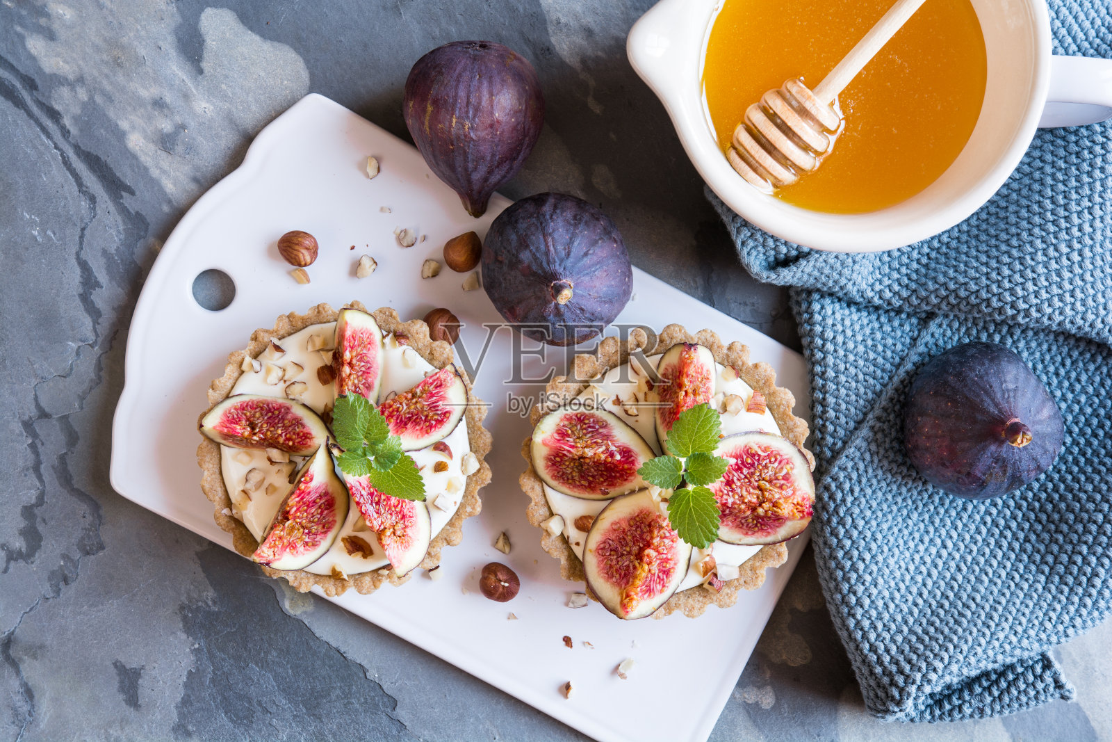 希腊酸奶馅饼，无花果，榛子和蜂蜜照片摄影图片