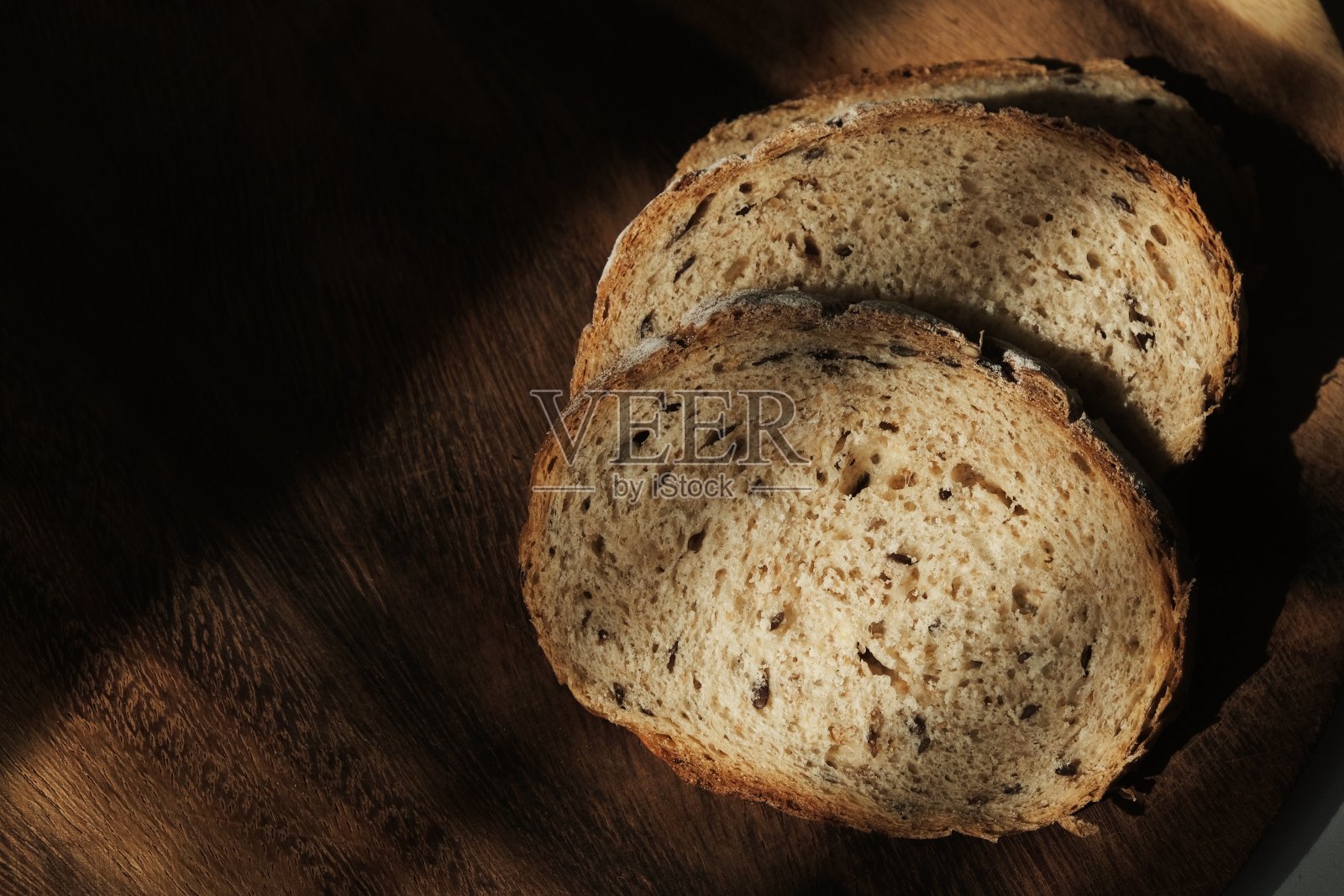 法式面包放在木盘上照片摄影图片